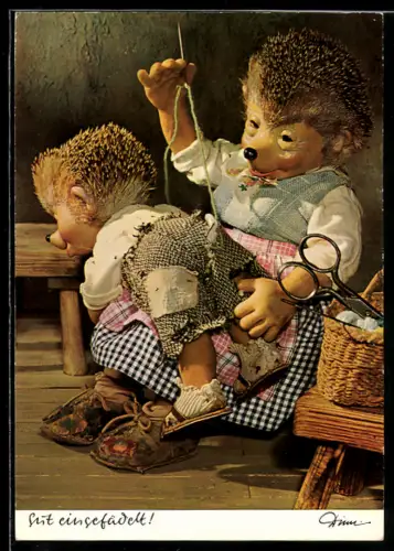 AK Igel Mecki's Frau näht die Hose ihres Sohnes