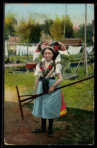 AK Ein junges Mädchen in spreewälder Tracht mit einem Rechen bei der Gartenarbeit