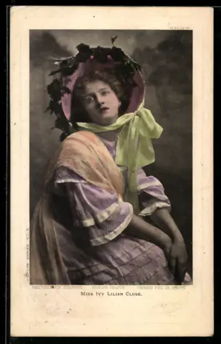 AK Schauspielerin Ivy Lilian Close mit Hut und Kleid posierend