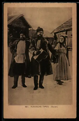 AK Russische Typen, Bauern in landestypischer Tracht vor Holzhütten