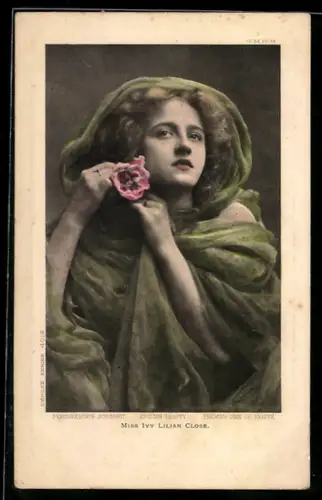 AK Schauspielerin Miss Ivy Lilian Close im Tülltuch mit Rosenblüte