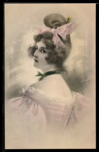 AK Frau im Kleid blickt über ihre Schulter