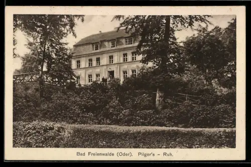 AK Bad Freienwalde /Oder, Hotel Pigers Ruh, Aussenansicht mit Grünanlage