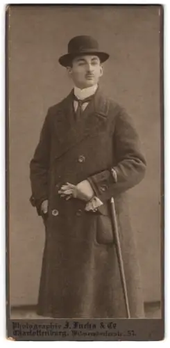Fotografie J. Fuchs & Co, Charlottenburg, Wilmersdorferstr. 57, Eleganter Herr mit Spazierstock