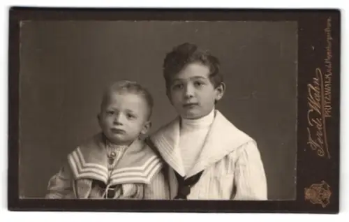 Fotografie Ferd. Wahn, Pritzwalk, v. d. Meyenburger Tore, Porträt zweier Jungen in Matrosenanzügen