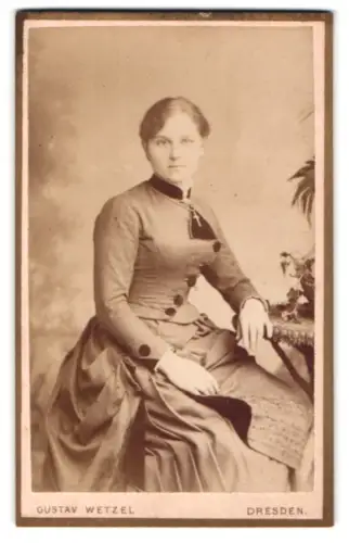 Fotografie Gustav Wetzel, Dresden, Prager Strasse 6, Dame in elegantem Kleid