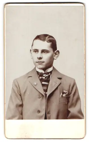 Fotografie unbekannter Fotograf und Ort, junger Mann in Anzug