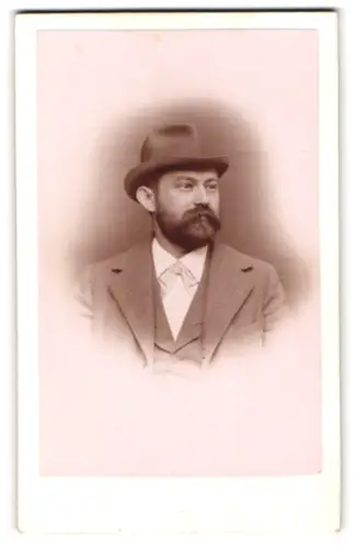 Fotografie A. Schmiedeknecht, Blankenburg, Obere Strasse 181, Porträt eines Mannes mit Hut