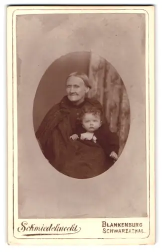 Fotografie Schmiedeknecht, Blankenburg /Schwarzatal, Ältere Frau mit Kleinkind