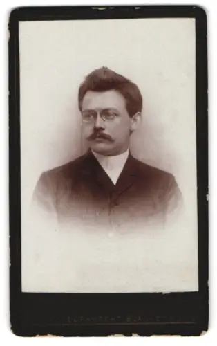 Fotografie A. Schmiedeknecht, Blankenburg a. Schwarzatal, Obere Strasse 181, Porträt eines Mannes mit Brille