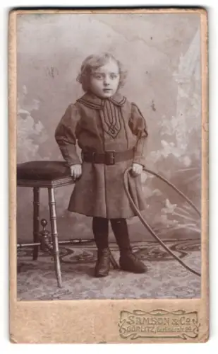 Fotografie Samson & Co., Görlitz, Berlinerstr. 29, Kind mit Reif und Stuhl