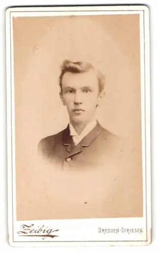 Fotografie Zeibig, Dresden-Striesen, Strasse J, Porträt eines jungen Mannes