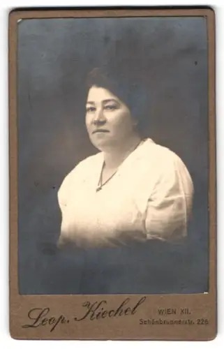 Fotografie Leop. Kiechel, Wien, Schönbrunnerstr. 226, Porträt einer Frau