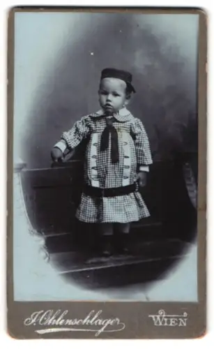 Fotografie Josef Ohlenschlager, Wien, Vierthalergasse 5, Kind in kariertem Kleid