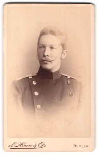 Fotografie L. Haase & Comp., Berlin, Unter den Linden 62/63, Offizier im Uniformrock