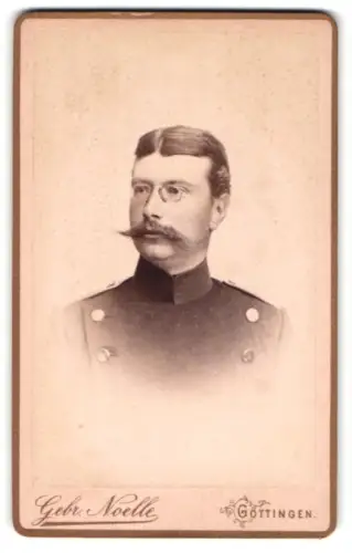 Fotografie Gebr. Noelle, Göttingen, Kurze-Strasse 5a, Offizier im Überrock