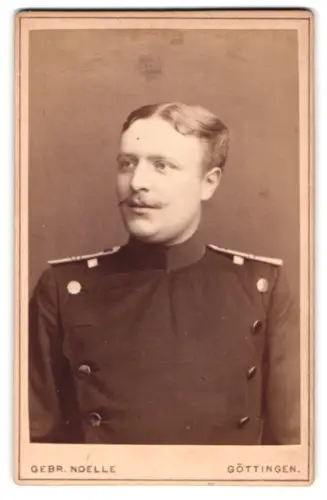 Fotografie Gebr. Noelle, Göttingen, Kurzestrasse 5, Offizier im Überrock