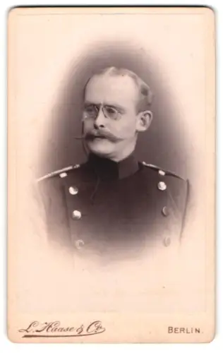 Fotografie L. Haase & Comp., Berlin, Unter den Linden 62/63, Offizier im Uniformrock