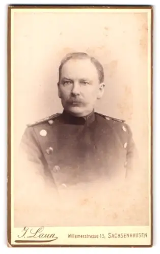 Fotografie J. Laun, Frankfurt a. M.-Sachsenhausen, Willemerstrasse 13, Offizier im Überrocck