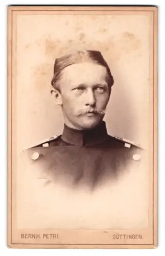 Fotografie Bernh. Petri, Göttingen, Weender-Strasse 80, Offizier im Überrock