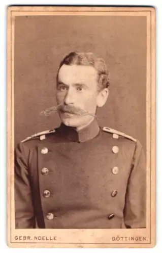 Fotografie Gebr. Noelle, Göttingen, Kurzestrasse 5, Offizier im Uniformrock