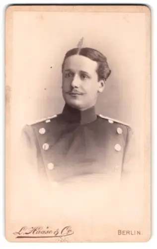 Fotografie Offizier im L. Haase & Comp., Berlin, Unter den Linden 62/63, Offizier im Überrock