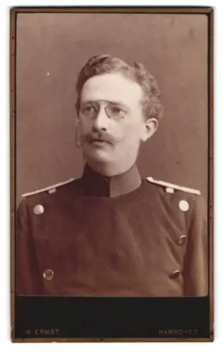 Fotografie Wilhelm Ernst, Hannover, Anger-Strasse 13a, Offizier im Überrock