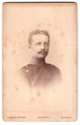 Fotografie H. Selle, Potsdam, Yorkstr. 4, Offizier im Überrock
