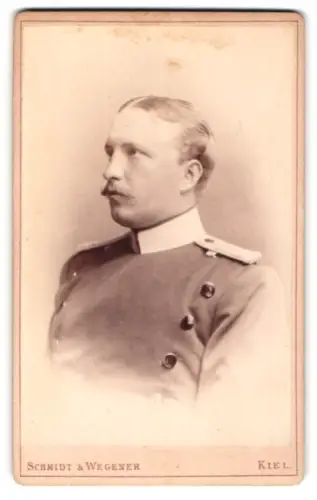 Fotografie Schmidt & Wegener, Kiel, Dänische Strasse 35, Offizier im Überock