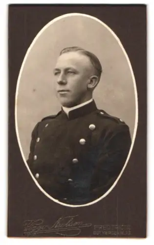 Fotografie Viggo Nielsen, Fredericia, Gothersgade 23, dänischer Offizier im Uniformrock