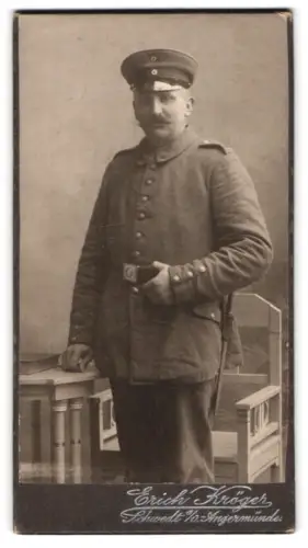 Fotografie Erich Kröger, Schwedt a. O., Soldat in Feldgrau Uniform mit Schirmmütze und Bajonett