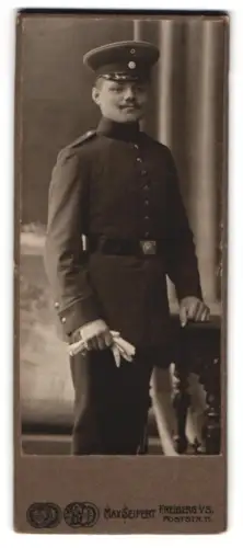 Fotografie Max Seifert, Freiberg i. S., Poststr. 11, Soldat in Uniform mit Schirmmütze