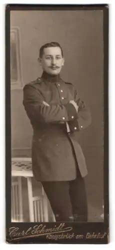 Fotografie Ernst Schmidt, Königsbrück am Bahnhof, Soldat in Uniform