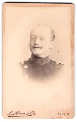 Fotografie L. Haase & Comp., Berlin, Unter den Linden 62/63, Offizier im Überrock