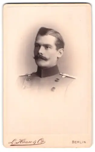 Fotografie L. Haase & Comp., Berlin, Unter den Linden 62/63, Offizier im Uniformrock