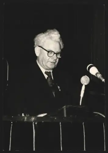 Fotografie Vorsitzender der Zentralen Parteikontrollkommission Hermann Matern auf dem IV. Parteitag der SED, 1954