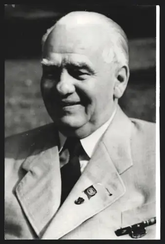 Fotografie Ehemaliger Präsident der DDR Wilhelm Pieck im Portrait, Ordenspange