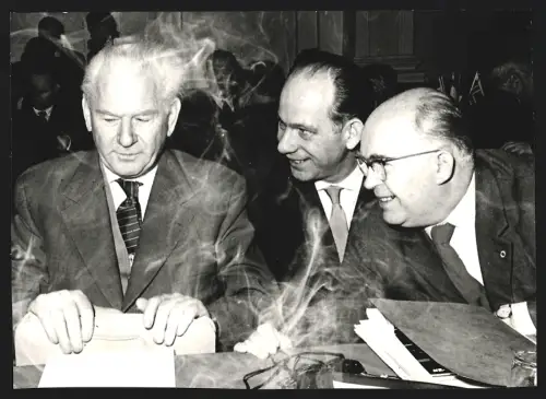 Fotografie Politiker Hermann Matern, Georg Spielmann und Erich Mückenberger zwischen Zigarettenrauch, DDR