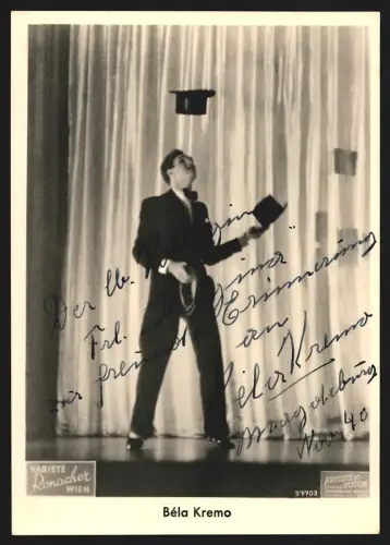 Fotografie Jongleur Béla Kremo wirft einen Zylinder in die Luft, im Variete Ronacher in Wien, mit Autograph, 1940
