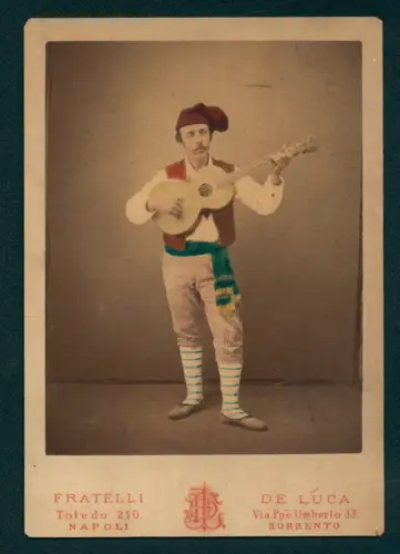 Fotografie Fratelli de Luca, Napoli, Toledo 210, Mann in regionaler Tracht mit Gitarre, handkoloriert