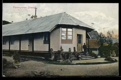 AK Pasangrahan /Dieng, Haus mit Statuen