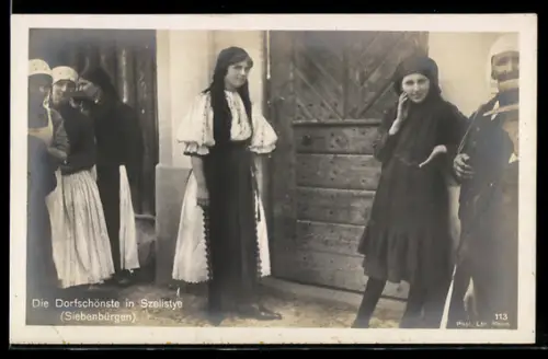 AK Szelistye /Siebenbürgen, Die Dorfschönste, junge Frauen vor einem Tor