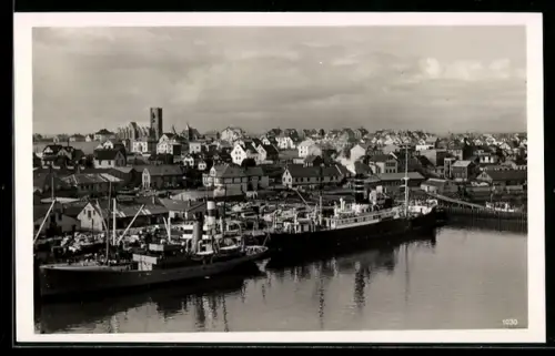 AK Reykjavik, Blick vom Hafen auf die Stadt, Dampfer