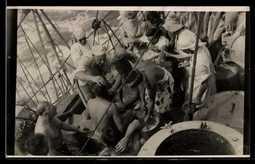 Foto-AK Äquatortaufe der Seeleute auf einem Schiff