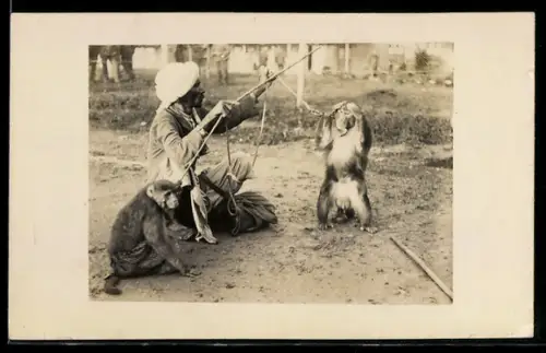 Foto-AK Mann mit seinen dressierten Affen