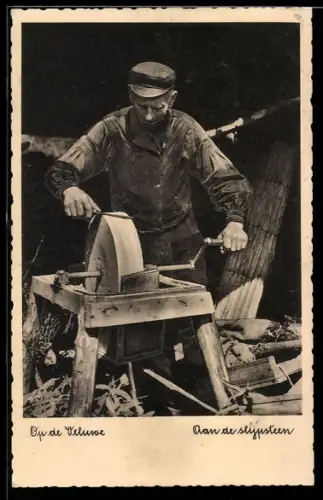 AK Op de Veluwe, Aan de slijpsteem, Handwerker schärft Messer am Schleifstein