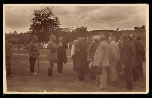 Foto-AK Exzellenz General von Hoff bei den deutschen Kolonisten, Rotes Kreuz