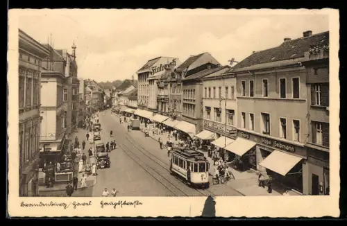 AK Brandenburg /Havel, Hauptstrasse mit Geschäften u. Strassenbahn aus der Vogelschau