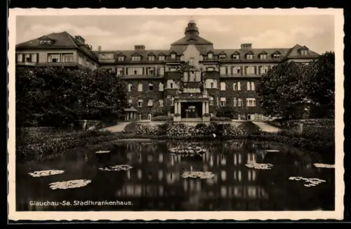 AK Glauchau /Sa., Stadkrankenhaus, Teich, Hauptgebäude