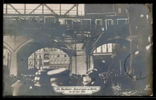 AK Hochbahnkatastrophe zu Berlin am 26. September 1908, Feuerwehrleute und Polizisten, U-Bahnzug hängt durch
